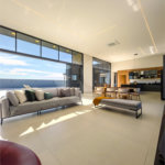 Indaiatuba - Quintas da Terracota - 1252 m² de terreno - casa térrea com 514 m² de área construída -3 vagas de garagem cobertas e 3 descobertas Lavabo - Sala de estar e jantar amplas e integradas - Escritório privativo - Cozinha toda equipada com geladeira, forno, micro-ondas, lava-louças,
