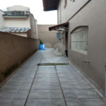 Lindo Sobrado em rua tranquila.