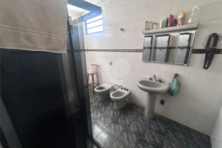 Casa espaçosa e confortável em um bairro tranquilo a venda.