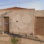 Casa térrea com piscina e 3 quartos.