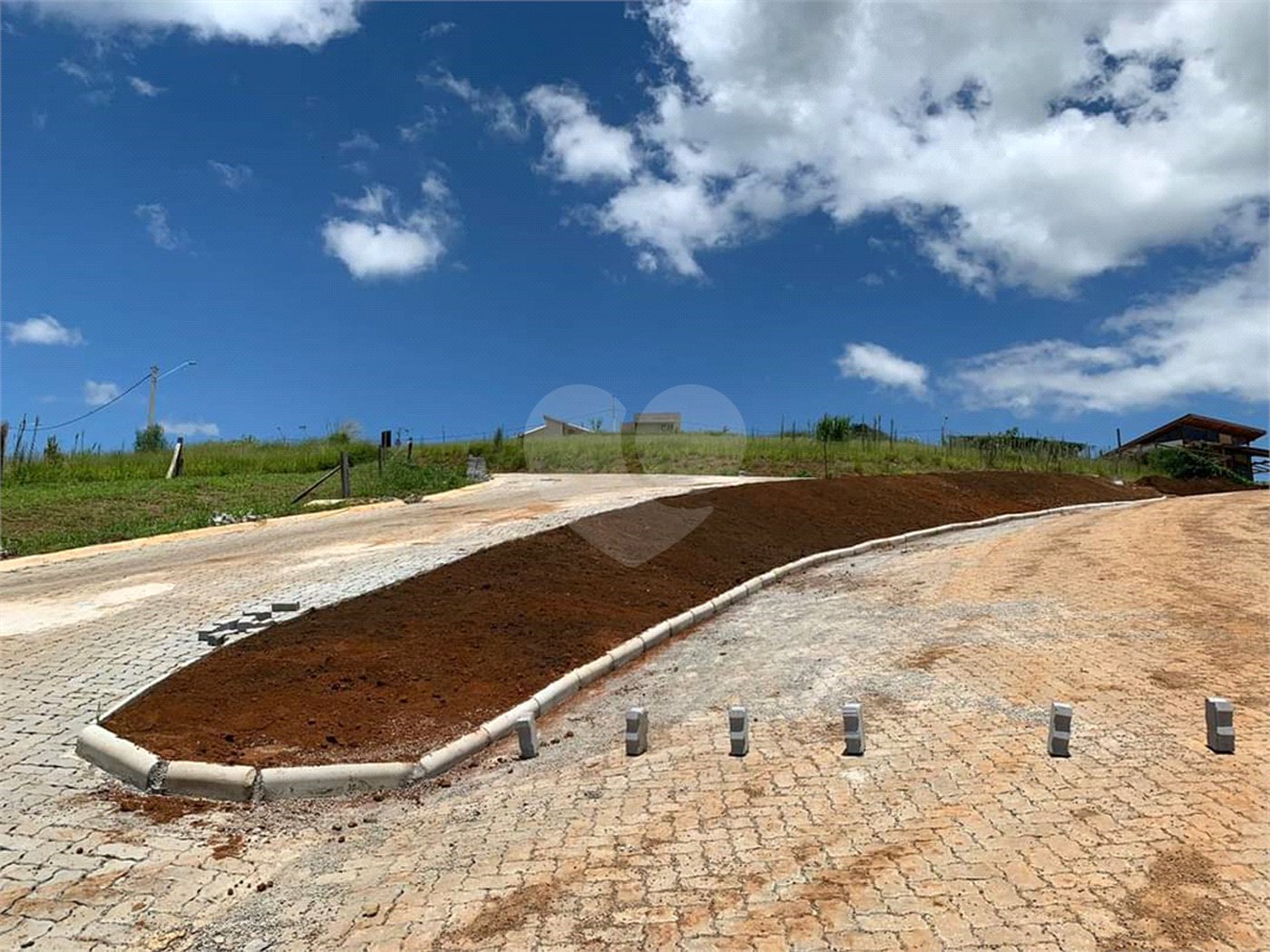 Terreno em Joanópolis com 1.000 metros, condomínio fechado com portaria e segurança, pronto para construir