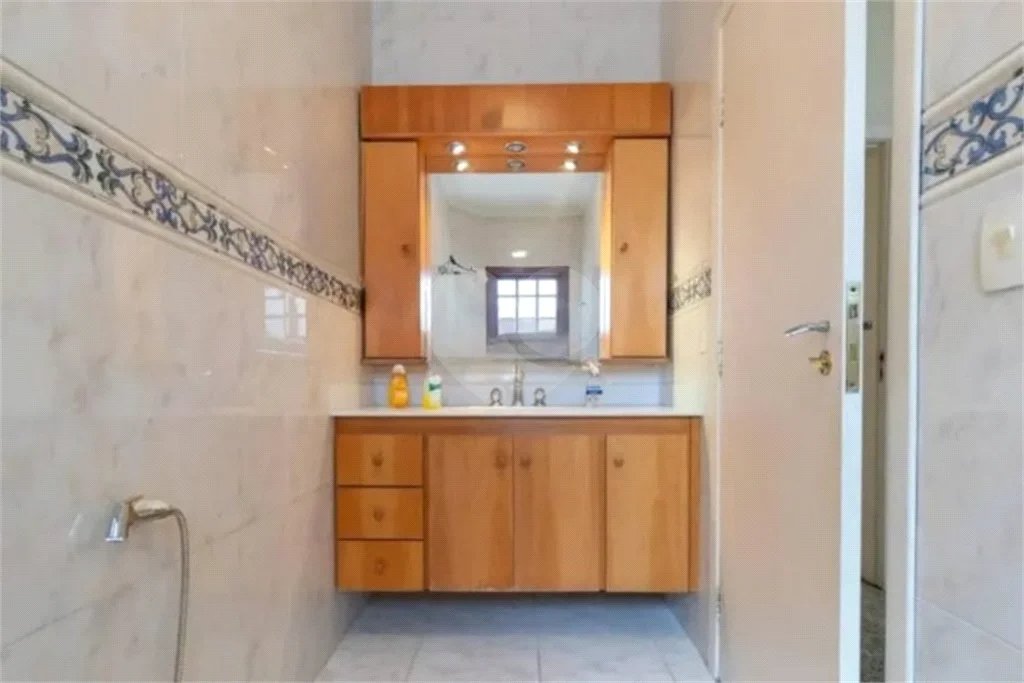 Casa com 3 dormitórios sendo 3 suítes com 03 vagas de garagem.