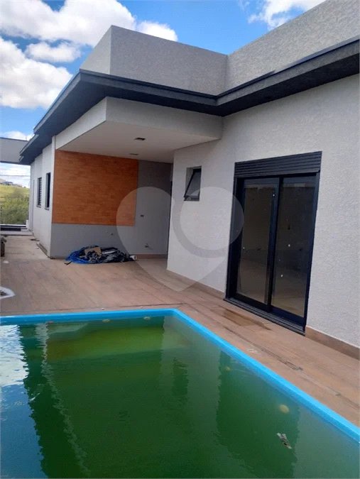Casa em Atibaia com 3 dormitórios (1 suíte), sala 2 ambientes, piscina, 2 vagas de garagem, aceita financiamento