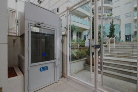 Apartamento com dois dormitórios sendo um climatizado, com duas vagas de garagem.