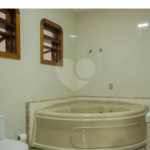 Casa à venda com 6 dormitórios, 3 suítes, piscina, área gourmet, hidromassagem, lareira, varanda e 6 vagas de garagem. Conforto e lazer para toda a família!