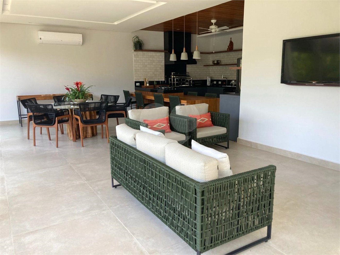 Chácara no Condomínio Vale das Laranjeiras em Indaiatuba SP - Venda - R$ 3,600.000,00 - Locaçao - R$ 30.000,00 mais encargos - Linda, espaçosa, aconchegante, acabamento de alto padrão em rua tranquila e arborizada, em um dos Condomínios mais valorizados de Indaiatuba. Com fácil acesso as principa