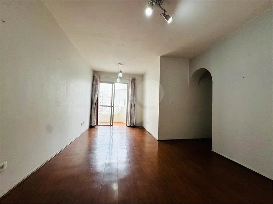 Vende-se Apartamento de 2 Quartos com Sacada na Vila Mascote