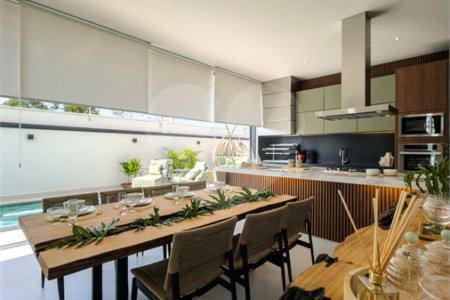 Indaiatuba - Condominio Villa Sapezal - 318 m² de Terreno - 230 m² de Área Construída - 3 suítes, sendo 1 Master com closet planejado - Sala de TV - Sala de estar integrada à Sala de jantar - Cozinha com móveis planejados - Despensa - Escritório planejado - Lavabo - Piscina com preparação para aquec
