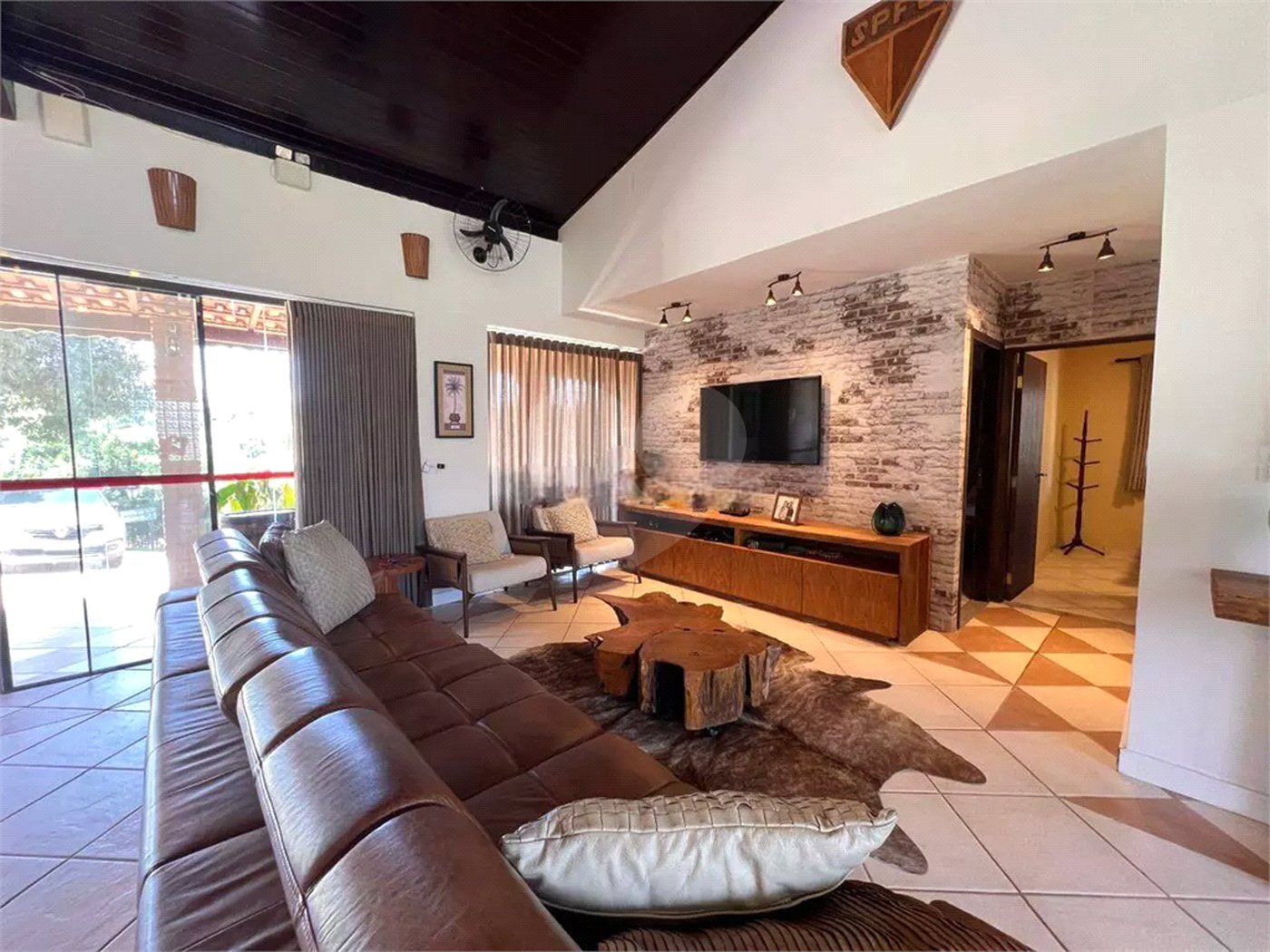Chácara com excelente infraestrutura, contendo casa com 8 dormitórios, 900 m² de área construída, área total de 3000m², piscina adulto e infantil, churrasqueira, quadra gramada de futebol - Rio Acima - Atibaia/SP 900 m² Área construída 3.000 m² Área do terreno