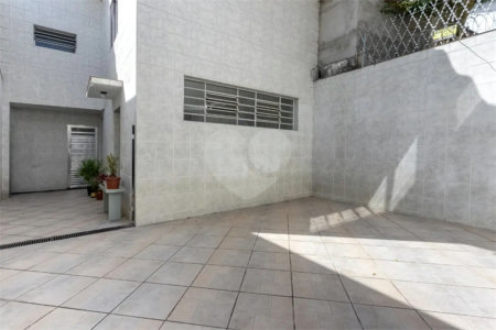 Sobrado no Jabaquara com 280m², 3 dormitórios, quintal amplo, varanda e 3 vagas de garagem.