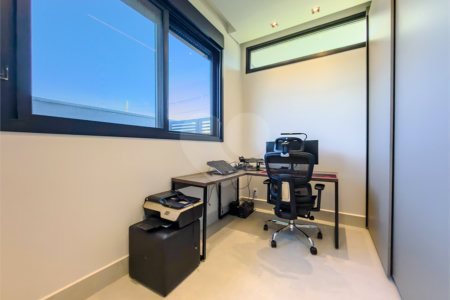 Indaiatuba - Quintas da Terracota - 1252 m² de terreno - casa térrea com 514 m² de área construída -3 vagas de garagem cobertas e 3 descobertas Lavabo - Sala de estar e jantar amplas e integradas - Escritório privativo - Cozinha toda equipada com geladeira, forno, micro-ondas, lava-louças,