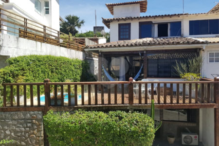 Casa no Alto de Búzios em Condomínio Fechado com Total Segurança