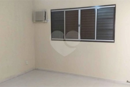 Casa térrea para venda em Araraquara/SP.