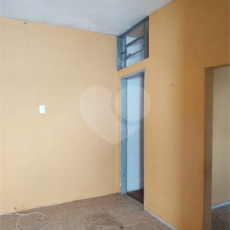 Casa térrea com 2 dormitórios, sendo 1 suíte.