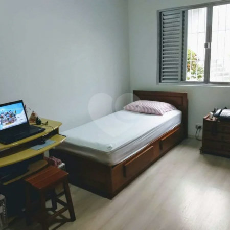 CASA TÉRREA À VENDA NA MOOCA - COM PORTEIRA FECHADA.