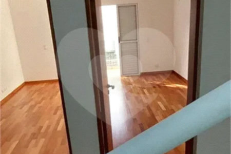 Casa á venda com 230m², 4 dorms, 2 suítes e 4 vagas na Vila Clementino. Estuda permuta.