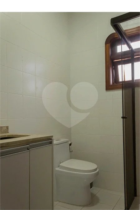 Casa à venda com 6 dormitórios, 3 suítes, piscina, área gourmet, hidromassagem, lareira, varanda e 6 vagas de garagem. Conforto e lazer para toda a família!