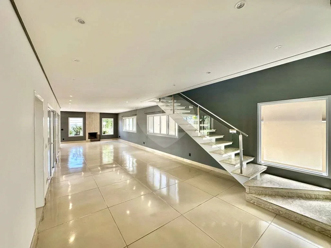 Casa em condomínio Impecável, 4 dorms / 2 suítes, varanda gourmet, piscina, 3 lareiras