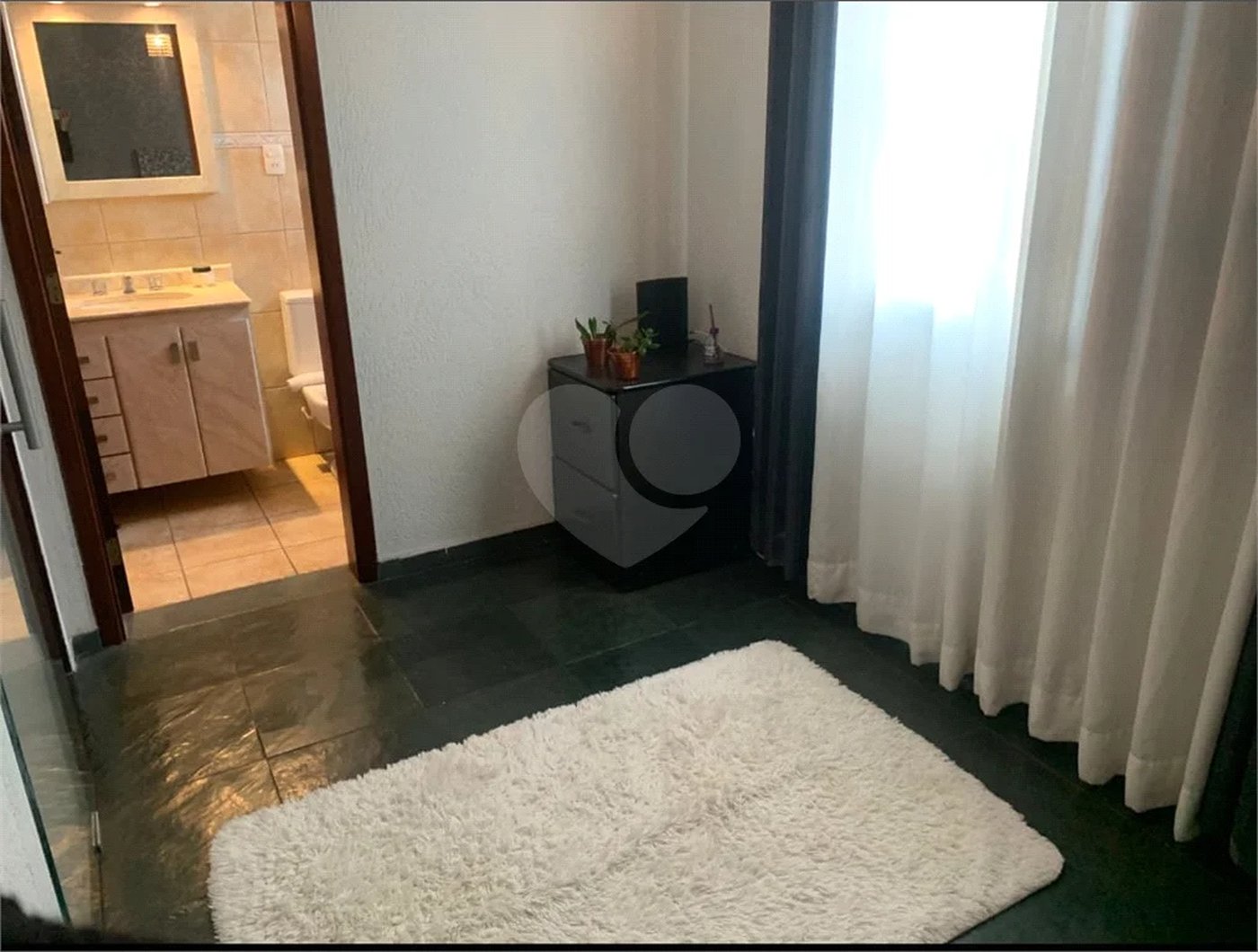 Sobrado de 242 m² com 3 Suítes e 4 Vagas de Garagem no Ipiranga