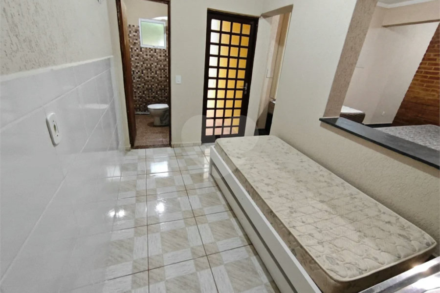 Casa à venda com 4 quartos, sendo 2 suítes,  em Country Residencial Felix, Bom Jesus dos Perdões, SP