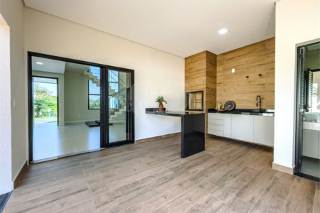 Indaiatuba - Condomínio Milano - Sobrado - 350 m² de terreno - 240 m² de área construída - 4 vagas de garagem, sendo 2 cobertas - Salas de estar e jantar integradas - 3 suítes com closet e varanda no pavimento superior - Escritório no térreo - Espaço gourmet com churrasqueira - Banheiro externo