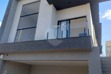 Casa em Atibaia com 3 dormitórios (1 suíte), sala 2 ambientes, piscina, 2 vagas de garagem, aceita financiamento