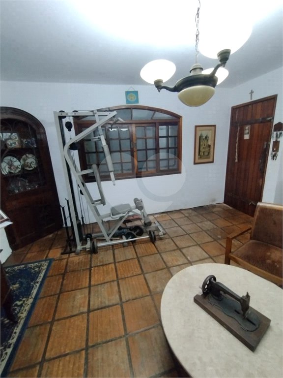 Casa à venda na Vila Mariana de 300 metros quadrados, com 3 dormitórios, 1 suíte e 2 vagas.