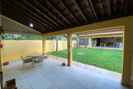 Casa térrea no Condomínio Parque Faber I