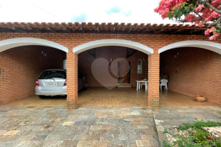 Casa térrea para venda no bairro Vila Xavier em Araraquara/SP.