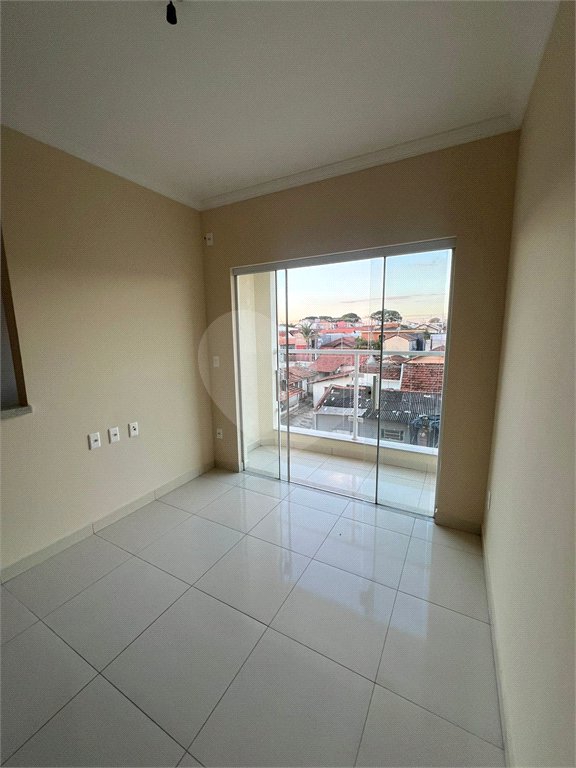 Apartamento no Condomínio Residencial Clarice.