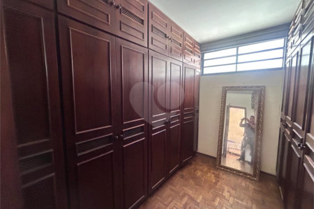 Casa espaçosa e confortável em um bairro tranquilo a venda.