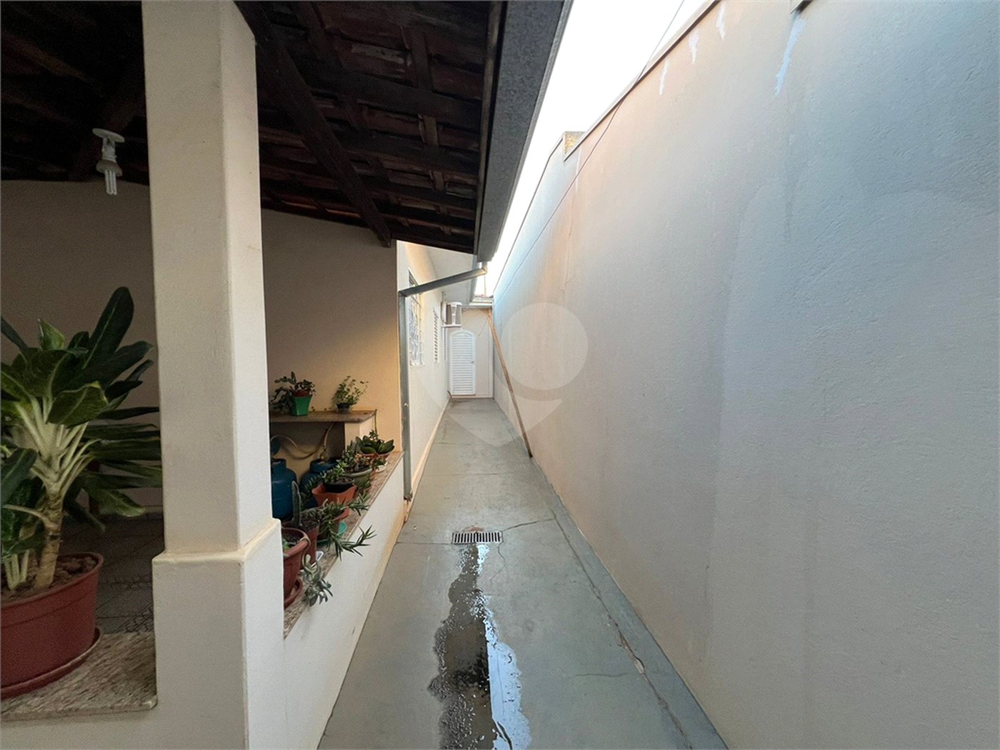 Ampla casa no condomÍnio Parque Fehr, contendo: