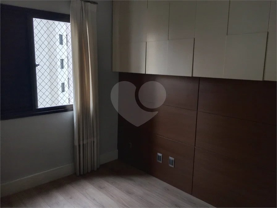 Linda cobertura Duplex om 3 dormitórios, sendo uma suíte com armários e ar condicionado e 2 vagas .