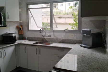 Apartamento a venda na Aclimação com 4 dormitórios e 2 vagas.