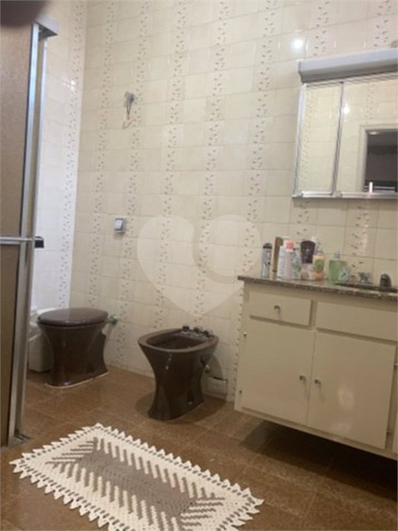 Casa térrea com 3 dormitórios, sendo 1 suíte .