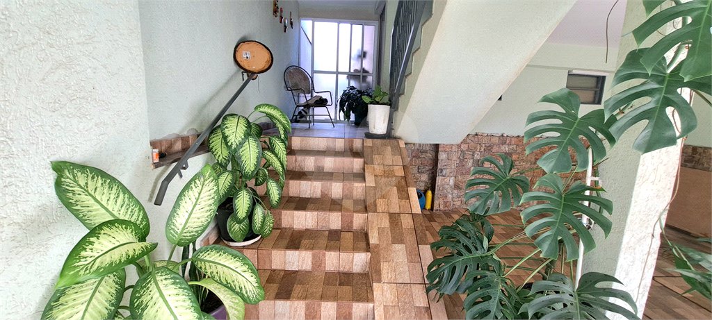 Casa no Jardim Medeiros ampla com 3 dormitórios bem distribuída