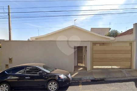 Casa térrea com 2 dormitórios, sendo 1 suíte.