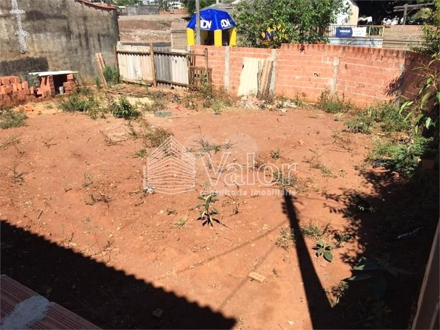 Terreno com 211,60 m² de área total.