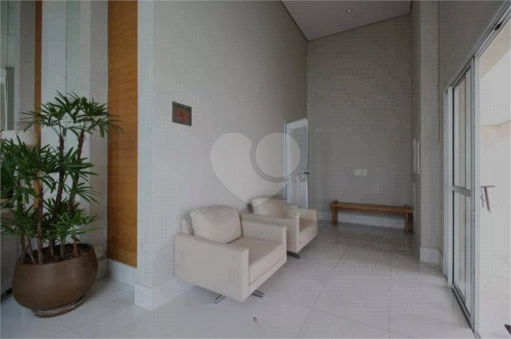 Apartamento com dois dormitórios sendo um climatizado, com duas vagas de garagem.