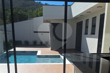 Casa a venda com 04 suítes área gourmet e 6 vagas para autos em condominio fechado Atibaia