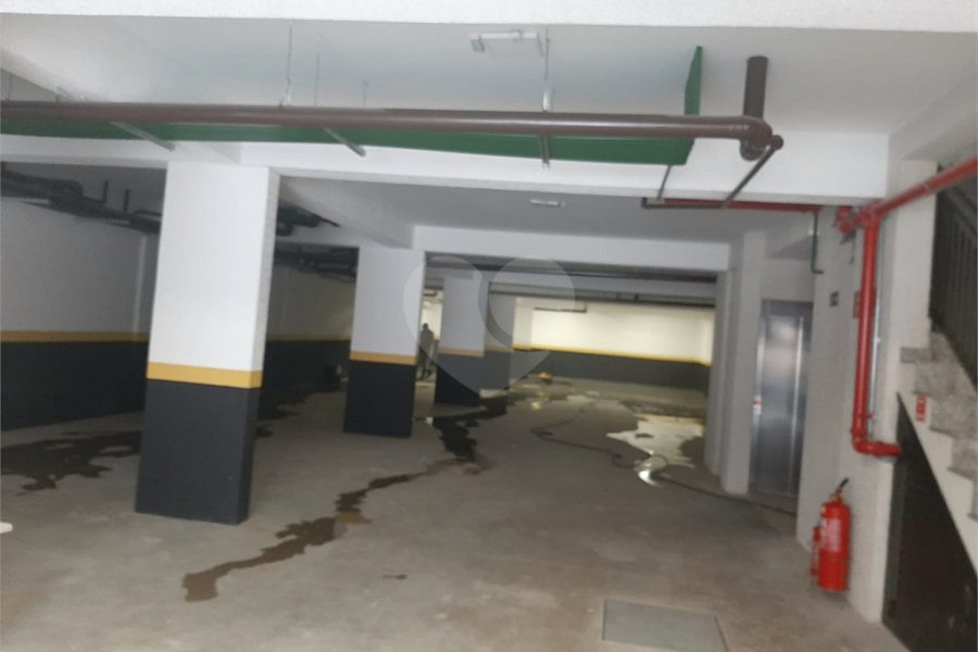 Apartamento COBERTURA com 66m2, 3 quartos, banheiro, sala, cozinha, quintal e 1 vaga