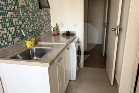 Apartamento de 130 m² com três dormitórios, sendo uma suíte, com armários embutidos, dependências de empregado e lavabo