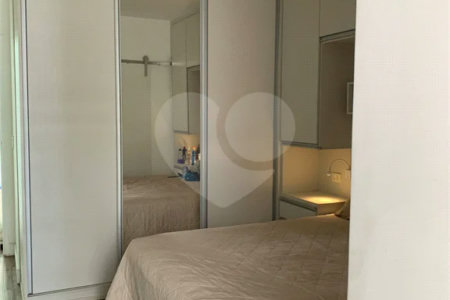 Sobrado com 3 quartos e garagem para 5 veículos.