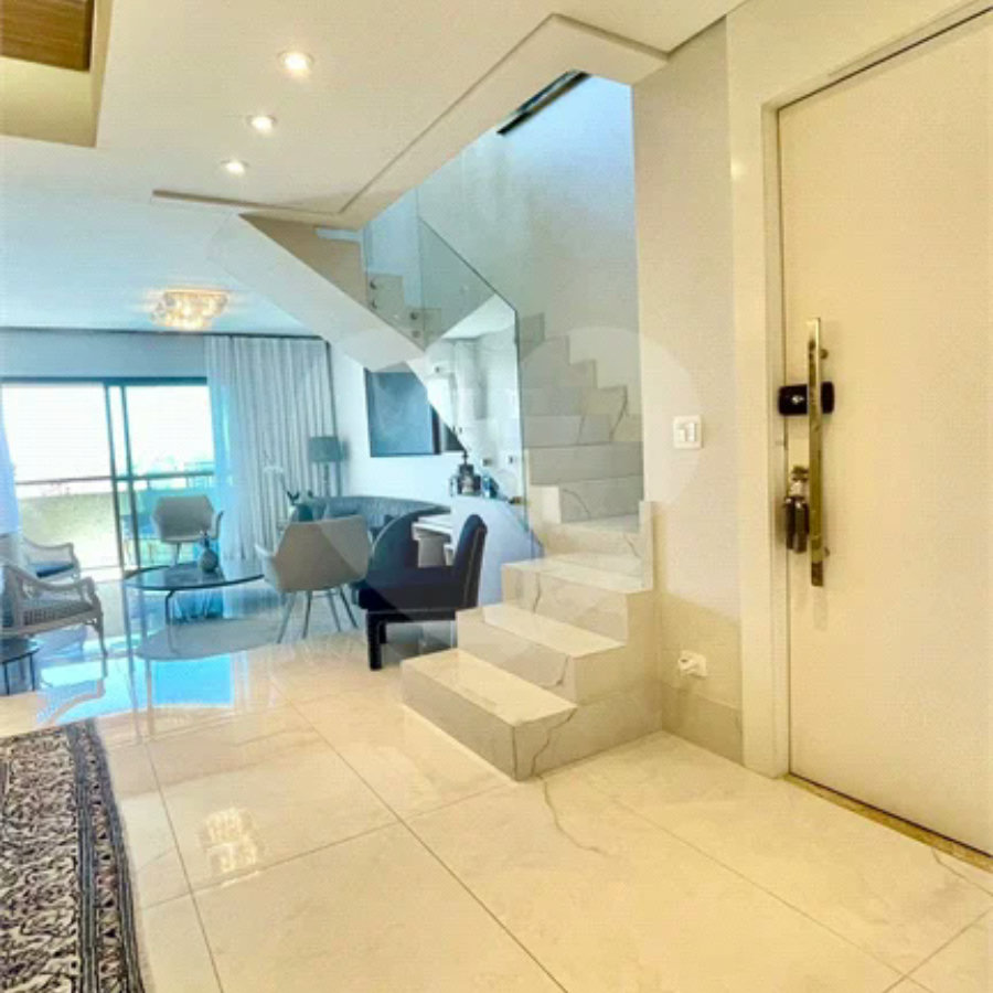 Cobertura à venda na Aclimação de 300m² com 2 vagas.
