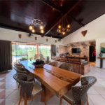 Chácara com excelente infraestrutura, contendo casa com 8 dormitórios, 900 m² de área construída, área total de 3000m², piscina adulto e infantil, churrasqueira, quadra gramada de futebol - Rio Acima - Atibaia/SP 900 m² Área construída 3.000 m² Área do terreno