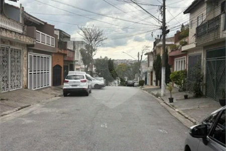 São Paulo - Capital - Bairro Santa Cruz - R4 495.000,00 - Aceita permuta por imóvel na cidade de Indaiatuba- Sp - Sobrado em rua residencial sem saída e com praça particular. O imóvel possui 2 quartos — 1 suíte com dois ambientes e acesso a hall externo. Sala ampla, cozinha com dois ambientes