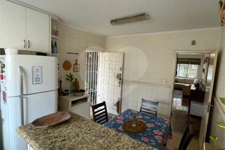 Sobrado de 120m² com 2 dormitórios, 2 vagas de garagem e próximo ao aeroporto.