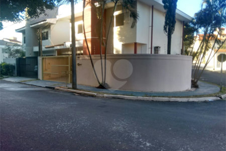 Sobrado a venda.