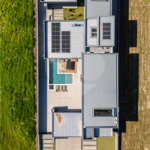 Indaiatuba - Quintas da Terracota - 1252 m² de terreno - casa térrea com 514 m² de área construída -3 vagas de garagem cobertas e 3 descobertas Lavabo - Sala de estar e jantar amplas e integradas - Escritório privativo - Cozinha toda equipada com geladeira, forno, micro-ondas, lava-louças,