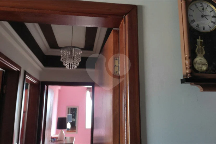 Vende-se apartamento de dois dormitórios no Edifício Marseille, no Centro de Piracicaba;